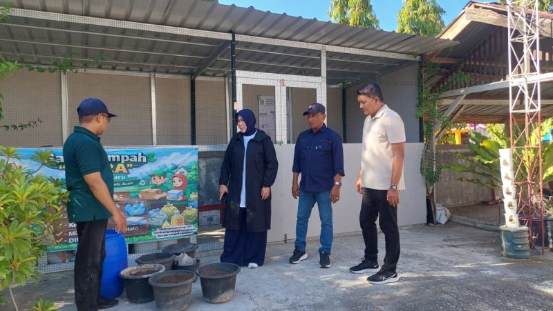 Wali Kota Banda Aceh Illiza Sa’aduddin Djamal didampingi Sekda dan jajaran OPD meninjau kesiapan Gampong Kota Baru, Kecamatan Kuta Alam, menjelang verifikasi lapangan Program Kampung Iklim (Proklim) Kategori Lestari Tahun 2026, Minggu (2/8/2026). Foto: Dok. Diskominfo Kota Banda Aceh
