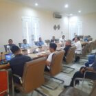 Wali Kota Banda Aceh Illiza Sa’aduddin Djamal memimpin rapat koordinasi persiapan Festival Kemerdekaan Pasar Atjeh 2026 bersama Sekda dan jajaran OPD di Pendopo Wali Kota Banda Aceh, Minggu (2/8/2026). Foto: Dok. Diskominfo Kota Banda Aceh