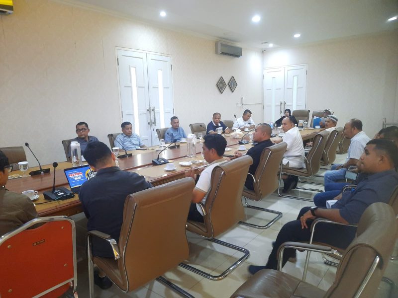 Wali Kota Banda Aceh Illiza Sa’aduddin Djamal memimpin rapat koordinasi persiapan Festival Kemerdekaan Pasar Atjeh 2026 bersama Sekda dan jajaran OPD di Pendopo Wali Kota Banda Aceh, Minggu (2/8/2026). Foto: Dok. Diskominfo Kota Banda Aceh