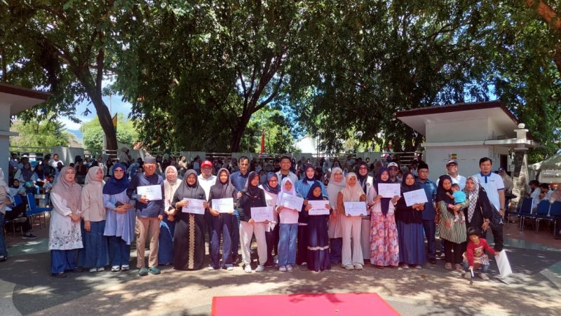 Pemberian santunan kepada anak yatim sebagai bentuk komitmen mewujudkan Kota Layak Anak, di acara puncak peringatan Hari Anak Nasional (HAN) 2026 di Taman Putroe Phang, Minggu (2/8/2026). Foto: Dok. Diskominfo Kota Banda Aceh