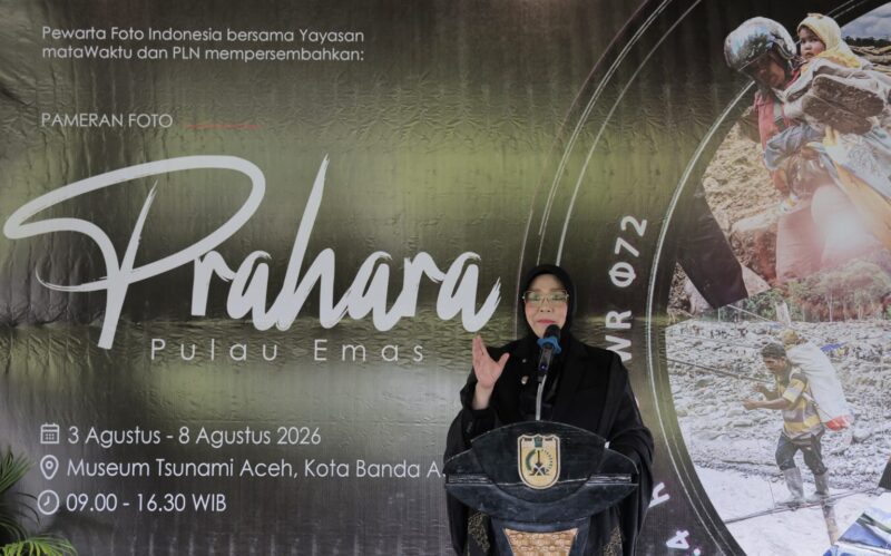 Wali Kota Banda Aceh Illiza Sa’aduddin Djamal memberikan sambutan saat pembukaan pameran foto 