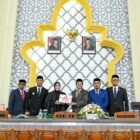 Wali Kota Banda Aceh Illiza Sa’aduddin Djamal menyerahkan dokumen RKUA-PPAS Tahun Anggaran 2027 kepada Ketua DPRK Banda Aceh Irwansyah dalam rapat paripurna di Gedung DPRK Banda Aceh, Senin (3/8/2026). Foto: Dok. Prokopim Kota Banda Aceh