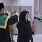 Wali Kota Banda Aceh Illiza Sa’aduddin Djamal melantik dan mengambil sumpah jabatan dr. Emeraldha, M.Kes. sebagai Direktur Definitif RSUD Meuraxa Kota Banda Aceh di Aula Gedung Mawardy Nurdin, Senin (3/8/2026). Foto: Dok. Prokopim Kota Banda Aceh