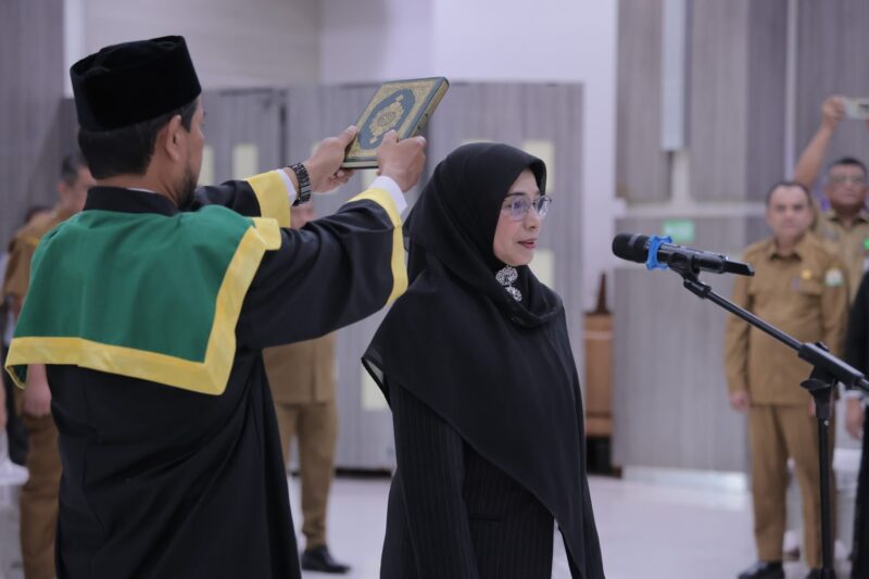 Wali Kota Banda Aceh Illiza Sa’aduddin Djamal melantik dan mengambil sumpah jabatan dr. Emeraldha, M.Kes. sebagai Direktur Definitif RSUD Meuraxa Kota Banda Aceh di Aula Gedung Mawardy Nurdin, Senin (3/8/2026). Foto: Dok. Prokopim Kota Banda Aceh