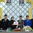 Ketua DPRK Banda Aceh Irwansyah menerima dokumen RKUA-PPAS APBK Tahun Anggaran 2027 dari Wali Kota Banda Aceh Illiza Sa’aduddin Djamal dalam rapat paripurna di Gedung DPRK Banda Aceh, Senin (3/8/2026). Foto: Dok. DPRK
