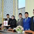 DPRK Banda Aceh menyerahkan dokumen hasil reses yang memuat aspirasi masyarakat dari lima daerah pemilihan kepada Pemerintah Kota Banda Aceh sebagai bahan penyusunan program pembangunan, Senin (3/8/2026). Foto: Dok. DPRK