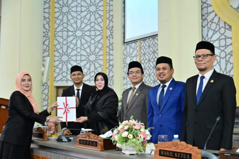 DPRK Banda Aceh menyerahkan dokumen hasil reses yang memuat aspirasi masyarakat dari lima daerah pemilihan kepada Pemerintah Kota Banda Aceh sebagai bahan penyusunan program pembangunan, Senin (3/8/2026). Foto: Dok. DPRK
