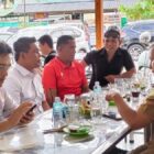 Bupati Aceh Besar H. Muharram Idris bersilaturahmi dengan jajaran pengurus KONI Aceh dan KONI Aceh Besar sekaligus membahas persiapan Pra PORA cabang bola voli, di Darul Imarah, Selasa (4/8/2026). Foto: Dok. MC Aceh Besar