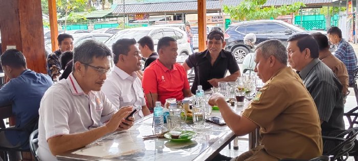 Bupati Aceh Besar H. Muharram Idris bersilaturahmi dengan jajaran pengurus KONI Aceh dan KONI Aceh Besar sekaligus membahas persiapan Pra PORA cabang bola voli, di Darul Imarah, Selasa (4/8/2026). Foto: Dok. MC Aceh Besar