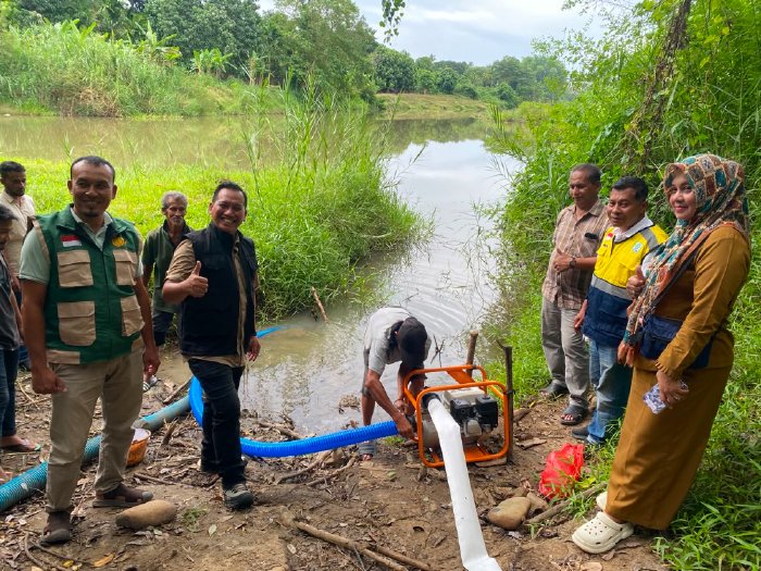 Tim Pemkab Aceh Besar bersama BWS Sumatera I Kementerian Pekerjaan Umum, memfasilitasi pompanisasi di Gampong Keumireu, Kecamatan Kuta Cot Glie, Kabupaten Aceh Besar, Selasa (4/8/2026). Foto: Dok. MC Aceh Besar