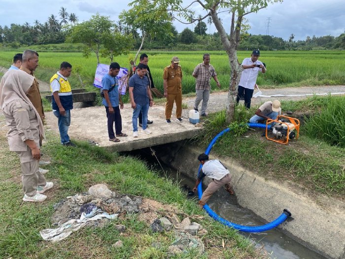 Tim Pemkab Aceh Besar bersama BWS Sumatera I Kementerian Pekerjaan Umum, memfasilitasi pompanisasi di Gampong Capeung Baroh, Kecamatan Seulimeum, Kabupaten Aceh Besar, Selasa (4/8/2026). Foto: Dok. MC Aceh Besar