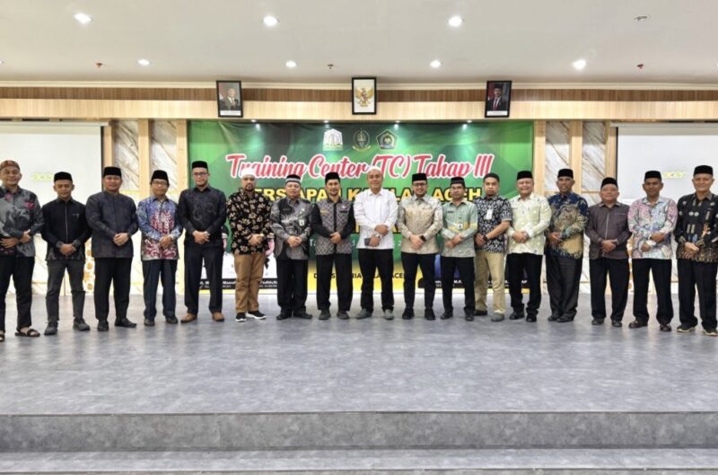 Asisten Pemerintahan, Keistimewaan Aceh, dan Kesejahteraan Rakyat Sekretariat Daerah Aceh, Syakir, berfoto bersama jajaran Dinas Syariat Islam Aceh, LPTQ Aceh, pelatih, dan peserta Kafilah Aceh usai membuka Training Center (TC) Tahap III sebagai persiapan menghadapi MTQ Nasional XXXI Tahun 2026 di Semarang, Kamis (6/8/2026). Foto: Dok. Istimewa 
