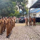 Plt. Kepala Dinas Pendidikan Dayah Kota Banda Aceh Said Fauzan mengingatkan ASN meningkatkan kedisiplinan dan profesionalisme saat apel Senin, Senin (10/8/2026). Foto: Dok. Diskominfo Kota Banda Aceh