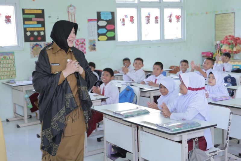 Wali Kota Banda Aceh Illiza Sa’aduddin Djamal menyapa siswa saat melakukan kunjungan ke SDN 63 dan SMPN 7 Banda Aceh, Senin (10/8/2026). Foto: Dok. Prokopim Kota Banda Aceh