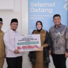 Wali Kota Banda Aceh Illiza Sa’aduddin Djamal menerima dividen Tahun Buku 2025 sebesar Rp2,05 miliar dan zakat perusahaan Rp400 juta dari Bank Aceh Syariah di Pendopo Wali Kota Banda Aceh, Senin (10/8/2026). Foto: Dok. Prokopim Kota Banda Aceh