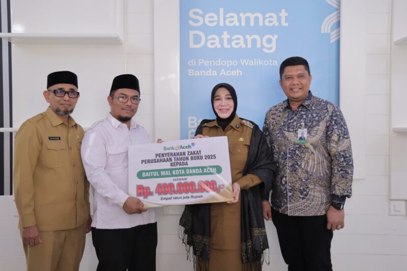 Wali Kota Banda Aceh Illiza Sa’aduddin Djamal menerima dividen Tahun Buku 2025 sebesar Rp2,05 miliar dan zakat perusahaan Rp400 juta dari Bank Aceh Syariah di Pendopo Wali Kota Banda Aceh, Senin (10/8/2026). Foto: Dok. Prokopim Kota Banda Aceh