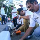 Sekda Kota Banda Aceh Jalaluddin bersama sejumlah instansi melakukan pembersihan dan pengecatan kerb jalan nasional di kawasan Jembatan Pango, Banda Aceh, dalam rangka menyemarakkan HUT ke-81 Kemerdekaan RI, Senin (10/8/2026). Foto: Dok. Diskominfo Kota Banda Aceh