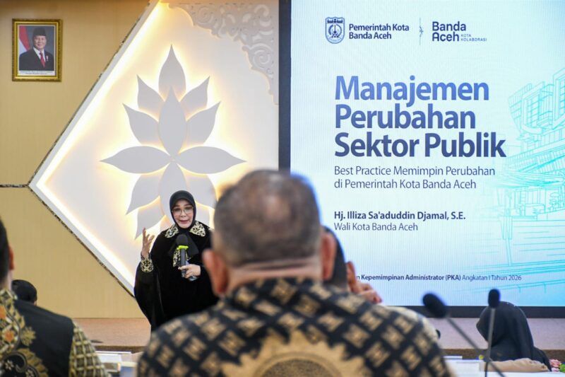 Wali Kota Banda Aceh Illiza Sa’aduddin Djamal saat memberikan ceramah tentang manajemen perubahan sektor publik kepada peserta PKA Angkatan I Tahun 2026, Senin (10/8/2026). Foto: Dok. Prokopim Kota Banda Aceh