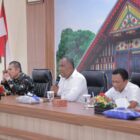 Pemko Banda Aceh bersama unsur TNI/Polri dan perangkat daerah mengikuti rapat koordinasi persiapan Semarak Merah Putih 2026 dalam rangka HUT ke-81 Kemerdekaan RI di Balai Keurukon, Balai Kota Banda Aceh, Rabu (11/8/2026). Foto: Dok. Prokopim Kota Banda Aceh