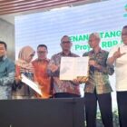 Asisten Perekonomian dan Pembangunan Sekda Aceh, Ir. T. Robby Irza, S.SiT, MT, mewakili Gubernur Aceh bersama Staf Khusus Gubernur Aceh menghadiri Penandatanganan Perjanjian Penyaluran Dana Proyek RBP REDD+ for Results Periode 2014-2016 GCF Output 2 Kategori Pemanfaatan II yang turut disaksikan oleh Menteri Koordinator Bidang Pangan RI, Dr.(H.C) H. Zulkifli Hasan, SE, MM, Menteri Kehutanan RI, Raja Juli Antoni, MA, Ph.D, dan Menteri Lingkungan Hidup/Kepala Badan Pengendalian Lingkungan Hidup RI, Drs. Mohammad Jumhur Hidayat, M.Si, di Jakarta, Rabu (12/8/2026). Foto: Dok. Biro Adpim Setda Aceh