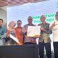Asisten Perekonomian dan Pembangunan Sekda Aceh, Ir. T. Robby Irza, S.SiT, MT, mewakili Gubernur Aceh bersama Staf Khusus Gubernur Aceh menghadiri Penandatanganan Perjanjian Penyaluran Dana Proyek RBP REDD+ for Results Periode 2014-2016 GCF Output 2 Kategori Pemanfaatan II yang turut disaksikan oleh Menteri Koordinator Bidang Pangan RI, Dr.(H.C) H. Zulkifli Hasan, SE, MM, Menteri Kehutanan RI, Raja Juli Antoni, MA, Ph.D, dan Menteri Lingkungan Hidup/Kepala Badan Pengendalian Lingkungan Hidup RI, Drs. Mohammad Jumhur Hidayat, M.Si, di Jakarta, Rabu (12/8/2026). Foto: Dok. Biro Adpim Setda Aceh 