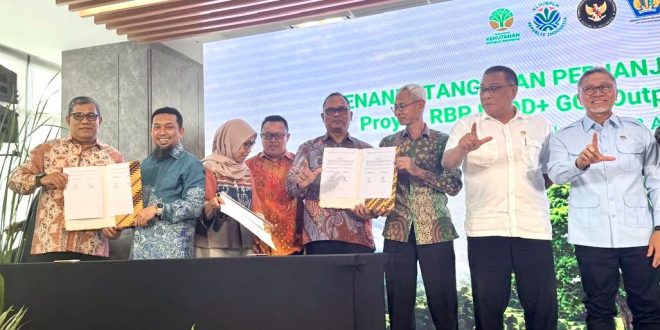 Asisten Perekonomian dan Pembangunan Sekda Aceh, Ir. T. Robby Irza, S.SiT, MT, mewakili Gubernur Aceh bersama Staf Khusus Gubernur Aceh menghadiri Penandatanganan Perjanjian Penyaluran Dana Proyek RBP REDD+ for Results Periode 2014-2016 GCF Output 2 Kategori Pemanfaatan II yang turut disaksikan oleh Menteri Koordinator Bidang Pangan RI, Dr.(H.C) H. Zulkifli Hasan, SE, MM, Menteri Kehutanan RI, Raja Juli Antoni, MA, Ph.D, dan Menteri Lingkungan Hidup/Kepala Badan Pengendalian Lingkungan Hidup RI, Drs. Mohammad Jumhur Hidayat, M.Si, di Jakarta, Rabu (12/8/2026). Foto: Dok. Biro Adpim Setda Aceh 