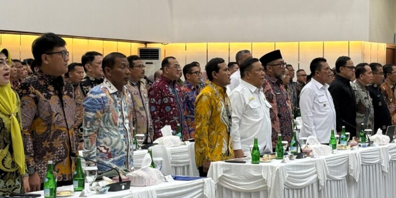 Wakil Gubernur Aceh H. Fadhlullah, bersama Sekda Aceh, M. Nasir, S.IP, MPA, dan Forkopimda Aceh lainnya, menghadiri Rapat Koordinasi Forum Koordinasi Pimpinan Daerah (Forkopimda) Regional Sumatera Tahun 2026, di Batam, Rabu (12/8/2026). Foto: Dok. Biro Adpim Setda Aceh