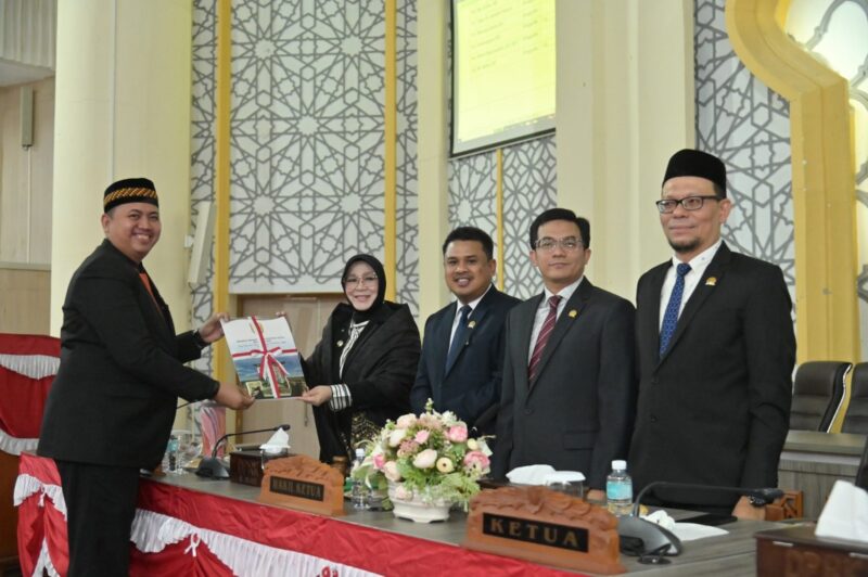 Wali Kota Banda Aceh Illiza Sa’aduddin Djamal menerima laporan Badan Anggaran DPRK Banda Aceh terkait sejumlah catatan terhadap R-KUA-PPAS APBK Tahun Anggaran 2027 dalam Rapat Paripurna, Kamis (13/8/2026). Foto: Dok. DPRK Banda Aceh
