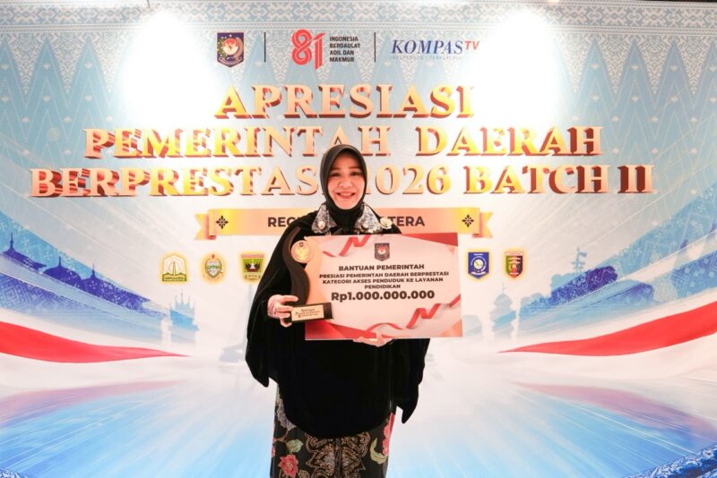 Wali Kota Banda Aceh Illiza Sa’aduddin Djamal menerima apresiasi atas capaian Banda Aceh yang meraih peringkat ketiga kategori Akses Penduduk terhadap Layanan Pendidikan tingkat kota pada Apresiasi Pemerintah Daerah Berprestasi 2026 Batch II Regional Sumatera di Batam, Rabu (12/8/2026). Foto: Dok. Prokopim Kota Banda Aceh