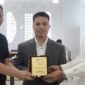 Komisaris PT. PEMA Ermiadi didampinggi Faisal Ilyas menyerahkan cendera mata kepada Mawardi Nur. Foto: Dok. Istimewa