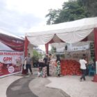 Warga membeli kebutuhan pokok dalam kegiatan Gerakan Pangan Murah yang digelar DPPKP Kota Banda Aceh di halaman Masjid Dianjong, Gampong Peulanggahan, Kamis (13/8/2026). Foto: Dok. Diskominfo Kota Banda Aceh