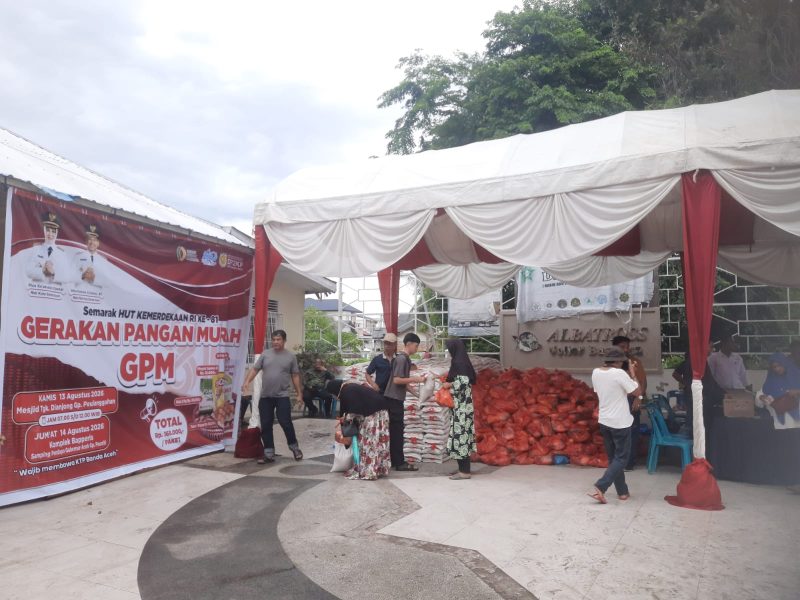 Warga membeli kebutuhan pokok dalam kegiatan Gerakan Pangan Murah yang digelar DPPKP Kota Banda Aceh di halaman Masjid Dianjong, Gampong Peulanggahan, Kamis (13/8/2026). Foto: Dok. Diskominfo Kota Banda Aceh