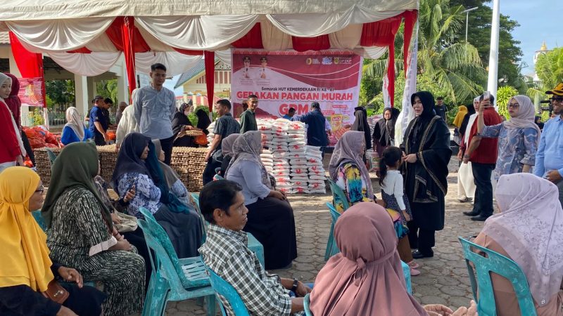 Warga membeli paket bahan pangan bersubsidi dalam Gerakan Pangan Murah yang digelar Pemko Banda Aceh di Komplek Baperis Peuniti, Jumat (14/8/2026). Foto: Dok. Diskominfo Kota Banda Aceh
