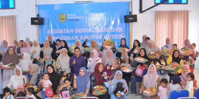 Ketua Komisi IV DPRK Banda Aceh Farid bersama ibu dan balita mengikuti Sosialisasi dan Pemberian Asupan Nutrisi bagi Anak di Posyandu Bougenville, Gampong Beurawe, Kamis (13/8/2026). Foto: Dok. DPRK Banda Aceh