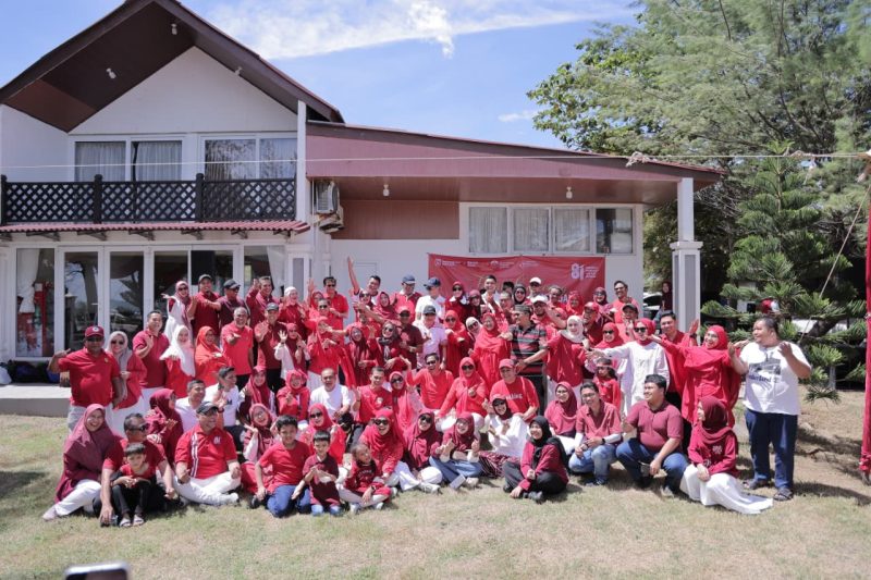 Wali Kota Banda Aceh Illiza Sa’aduddin Djamal bersama jajaran Pemko Banda Aceh dan keluarga mengikuti Family Gathering dalam rangka menyemarakkan HUT ke-81 Kemerdekaan RI di Pantai Riting, Lampuuk, Sabtu (15/8/2026). Foto: Dok. Diskominfo Kota Banda Aceh