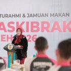 Wali Kota Banda Aceh Illiza Sa’aduddin Djamal bersilaturahmi dan makan siang bersama 28 calon Paskibraka Provinsi Aceh di Pendopo Wali Kota Banda Aceh, Jumat (14/8/2026). Foto: Dok. Prokopim Kota Banda Aceh