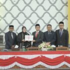 Ketua DPRK Banda Aceh Irwansyah foto bersama Wali Kota Banda Aceh Illiza Sa’aduddin Djamal dan jajaran usai kegiatan sidang paripurna serta penandatanganan MoU RKUA-PPAS APBK Banda Aceh 2027 di Gedung DPRK Banda Aceh, Jumat (14/8/2026). Foto: Dok. DPRK Banda Aceh