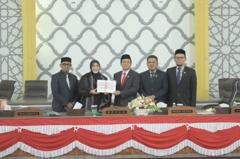 Ketua DPRK Banda Aceh Irwansyah foto bersama Wali Kota Banda Aceh Illiza Sa’aduddin Djamal dan jajaran usai kegiatan sidang paripurna serta penandatanganan MoU RKUA-PPAS APBK Banda Aceh 2027 di Gedung DPRK Banda Aceh, Jumat (14/8/2026). Foto: Dok. DPRK Banda Aceh