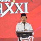 Wakil Gubernur Aceh, H. Fadhlullah saat memberikan sambutan pada acara Peringatan Hari Damai Aceh ke -XXI yang diselenggarakan Badan Reintegrasi Aceh (BRA), di Balai Meuseraya Aceh, Banda Aceh, Sabtu, (15/8/2026). Foto: Dok. Biro Adpim Setda Aceh
