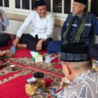 Wakil Gubernur Aceh, H. Fadhlullah saat menghadiri Haul ke-4 Tgk. H. Muhammad Amin bin Mahmud Syah (Abu Tumin) Pimpinan Dayah Al Madinatuddiniyah, Babussalam, Blang Bladeh, Kab. Bireuen, Minggu, (16/8/2026). Foto: Dok. Biro Adpim Setda Aceh 