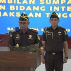 Kajati Aceh Teuku Rahmatsyah melantik dan mengambil sumpah Satria Irawan sebagai Asisten Intelijen Kejaksaan Tinggi Aceh di Aula Serbaguna Kejati Aceh, Jumat (14/8/2026). Foto: Dok. Kajati Aceh