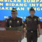 Kajati Aceh Teuku Rahmatsyah melantik dan mengambil sumpah Satria Irawan sebagai Asisten Intelijen Kejaksaan Tinggi Aceh di Aula Serbaguna Kejati Aceh, Jumat (14/8/2026). Foto: Dok. Kajati Aceh
