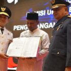 Wakil Gubernur Aceh, H. Fadhlullah saat menyerahkan dokumen SK Remisi Umum Kepada Warga Binaan Lapas/Rutan Banda Aceh, pada momentum HUT ke-81 Kemerdekaan RI, di Anjong Mon Mata, Banda Aceh, Senin, (17/8/2026). Foto: Dok. Biro Adpim Setda Aceh