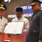 Wakil Gubernur Aceh, H. Fadhlullah saat menyerahkan dokumen SK Remisi Umum Kepada Warga Binaan Lapas/Rutan Banda Aceh, pada momentum HUT ke-81 Kemerdekaan RI, di Anjong Mon Mata, Banda Aceh, Senin, (17/8/2026). Foto: Dok. Biro Adpim Setda Aceh 