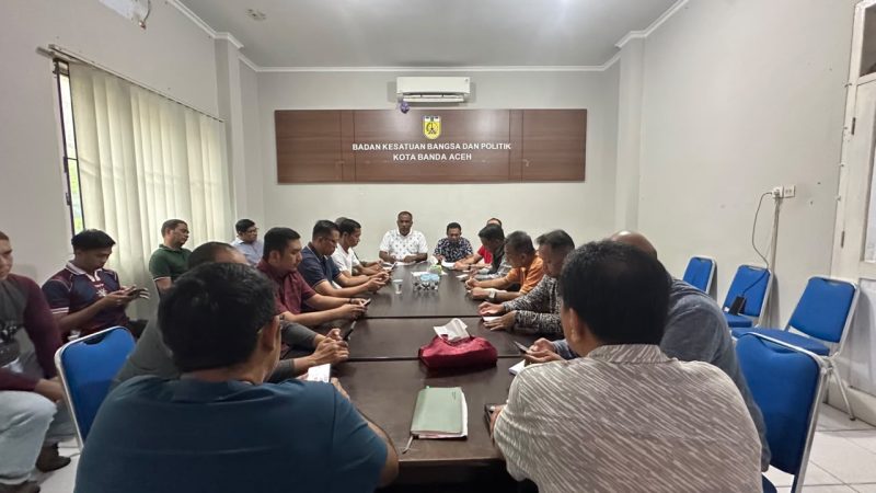 Asisten Pemerintahan, Keistimewaan, dan Kesejahteraan Rakyat Setda Kota Banda Aceh Bachtiar memberikan arahan dalam Rapat Tindak Lanjut Pemasangan Bendera Merah Putih bersama kepala OPD dan para camat di Kantor Bakesbangpol Kota Banda Aceh, Minggu (16/8/2026). Foto: Dok. Diskominfo Kota Banda Aceh