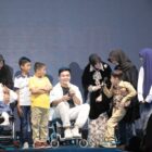 Wali Kota Banda Aceh Illiza Sa’aduddin Djamal bersama para model dan penyandang disabilitas saat menghadiri Fashion Show Kolaborasi dalam Festival QRIS Pasar Aceh di eks lahan Pasar Aceh Shopping Center (PAS), Minggu (16/8/2026). Foto: Dok. Prokopim Kota Banda Aceh