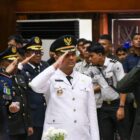 Wakil Wali Kota Banda Aceh Afdhal Khalilullah bersama jajaran Forkopimda mengikuti rangkaian peringatan HUT ke-81 Kemerdekaan RI dan penyerahan cenderamata kepada keluarga pahlawan, perintis kemerdekaan, veteran, dan warakawuri di Anjong Mon Mata, Kompleks Meuligoe Gubernur Aceh, Senin (17/8/2026). Foto: Dok. Prokopim Kota Banda Aceh