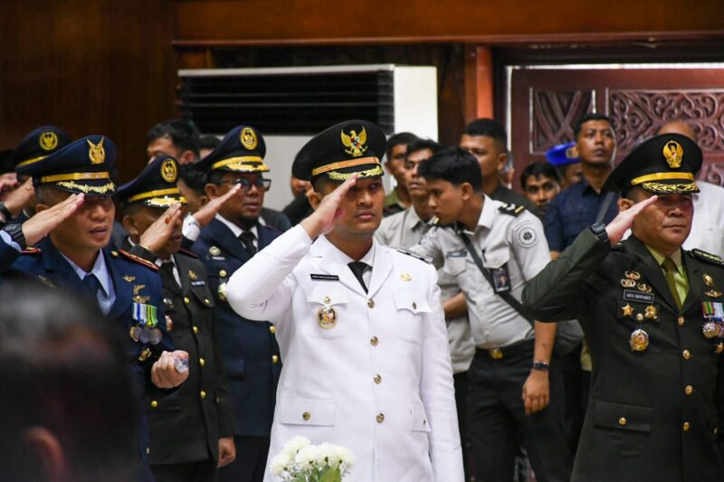 Wakil Wali Kota Banda Aceh Afdhal Khalilullah bersama jajaran Forkopimda mengikuti rangkaian peringatan HUT ke-81 Kemerdekaan RI dan penyerahan cenderamata kepada keluarga pahlawan, perintis kemerdekaan, veteran, dan warakawuri di Anjong Mon Mata, Kompleks Meuligoe Gubernur Aceh, Senin (17/8/2026). Foto: Dok. Prokopim Kota Banda Aceh