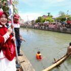 Wali Kota Banda Aceh Illiza Sa’aduddin Djamal turut memandu perlombaan pukul bantal dan melepas bebek dalam rangkaian lomba rakyat HUT ke-81 Kemerdekaan RI di Sungai Lampaseh, Banda Aceh, Senin (17/8/2026). Foto: Dok. Diskominfo Kota Banda Aceh