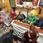 Ketua Dekranasda Provinsi Aceh Ny Marlina Usman didampingi Ketua Dekranasda Aceh Barat Ny Afrinda Novalia meninjau produk kerajinan eceng gondok di sentra UMKM Desa Kubu, Kecamatan Arongan Lambalek, Kamis (13/8/2026). Foto: Dok. Pemkab Aceh Barat